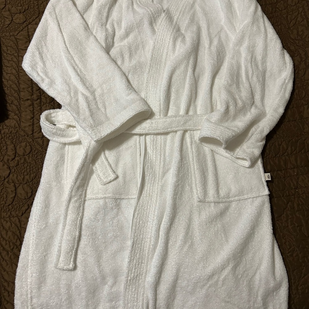 UGG white Plush Robe. New- never worn. Size XS/S - Picture 2 of 4